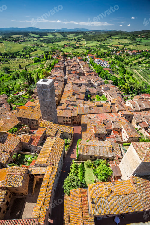 Preview: View of a green valley in San Gimignano, Italy