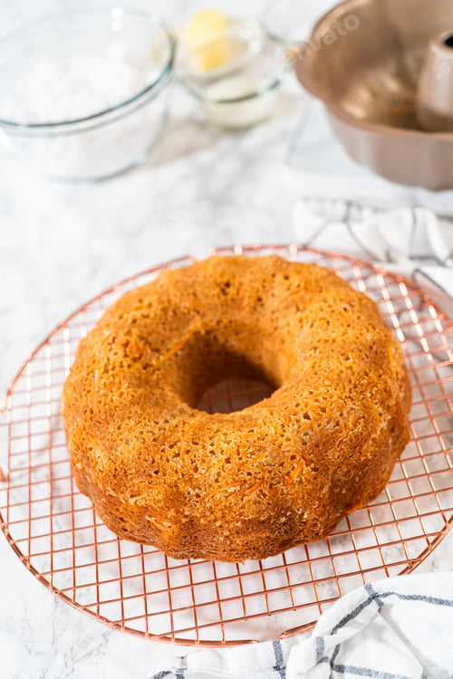 Preview: Cooling Delight: Freshly Baked Carrot Bundt Cake