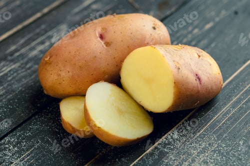 Preview: Fresh potatoes on the wood background