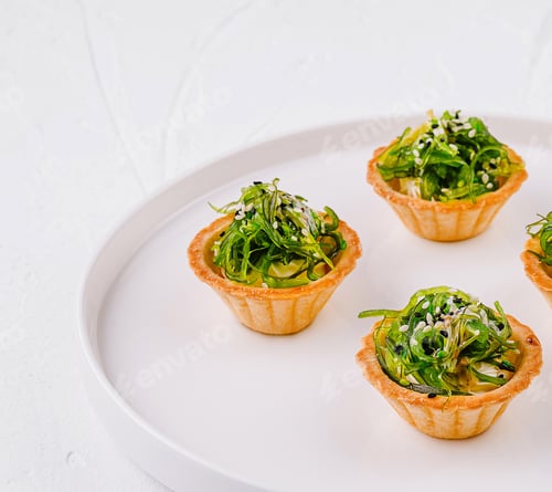 Preview: Gourmet seaweed salad tartlets on white plate