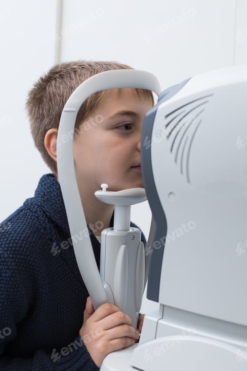 Preview: Optician testing a boy's eyes