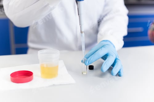 Preview: Scientist in lab