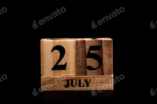 Vista previa: wooden calendar 25 July word on black background with copy space , selective focus at the calendar