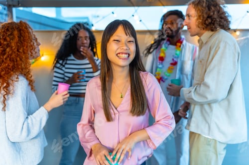 Visualização: Mulher chinesa sorrindo em pé em uma festa no terraço com amigos