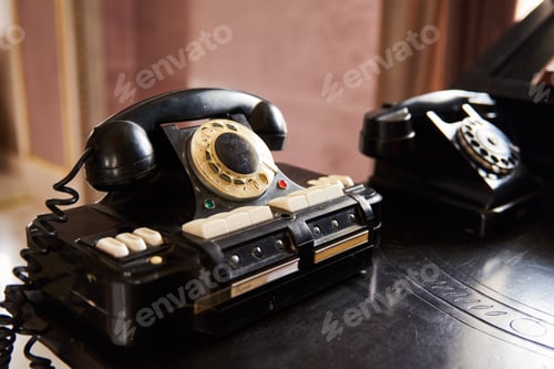 Preview: Vintage black phone on the table