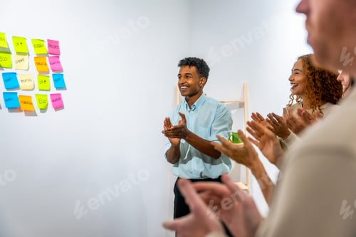 Visualização: Equipe de negócios diversificada aplaudindo a apresentação bem-sucedida da reunião