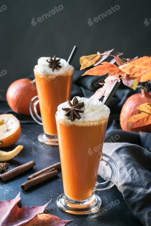 Preview: Fresh pumpkin spice smoothie or juice on dark. Autumn, fall or winter hotbeverage