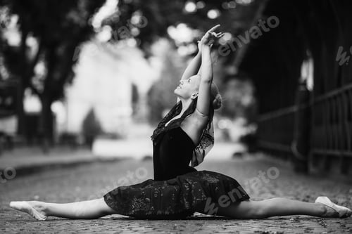 Preview: Ballerina doing the splits