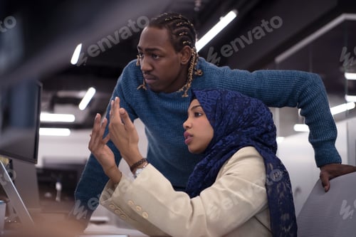 Vorschau: junge schwarze muslimische Softwareentwicklerin bei der Arbeit