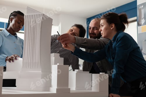 Grupo de colegas multiétnicos trabajan en arquitectura