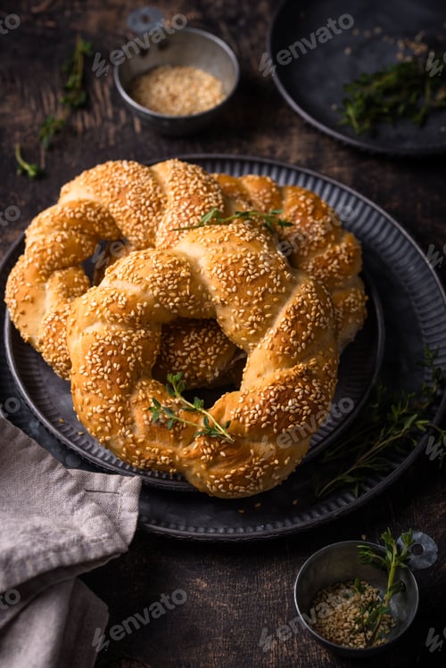 Preview: Traditional Turkish bagel simit with sesame