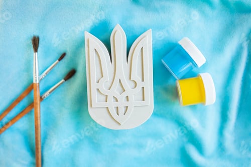 Preview: The State Emblem of Ukraine on a plaster form, yellow-blue paints, paint the coat of arms.