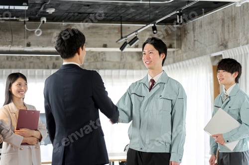 Preview: Businessman and worker shaking hands in the office