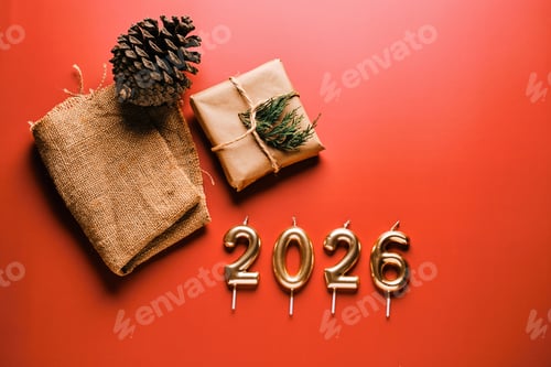 Visualização: Elementos decorativos para a celebração do Ano Novo com presentes e pinhas