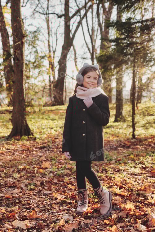 Preview: Cute little girl walking in the autumn park