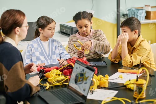 Preview: Instructing Children in Creative Technology Workshop Using Robotics