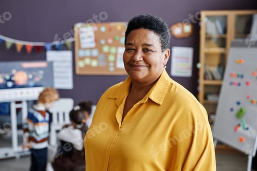 Visualização: Professora profissional de creche de sucesso olhando para a câmera