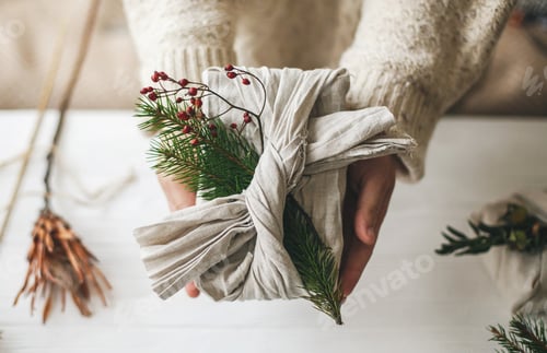 Preview: Florist preparing zero waste Christmas gift