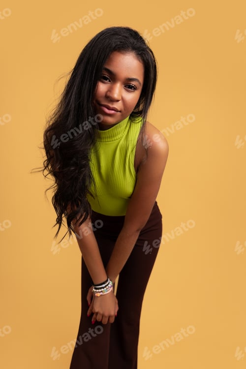 Preview: Stylish Latin American woman looking at camera