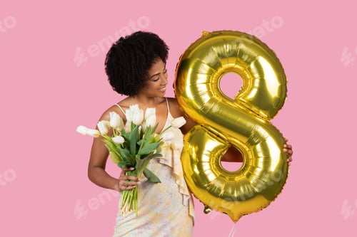 Preview: Woman holding gold number 8 balloon and flowers
