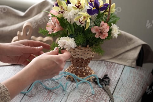 Preview: A woman making a bouquet of flowers