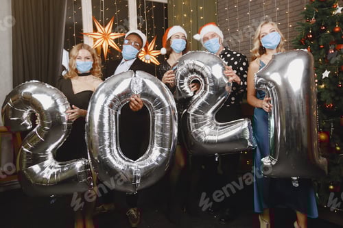 Visualização: Pessoas internacionais se divertindo em um salão de festas