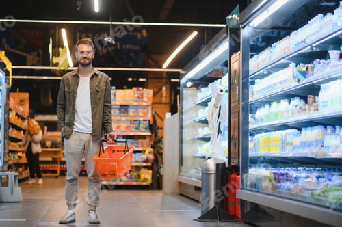 Preview: Handsome man shopping in a supermarket