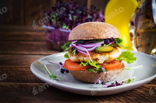 Preview: Sandwich with chicken burger, tomatoes, pickled cucumber and red onion