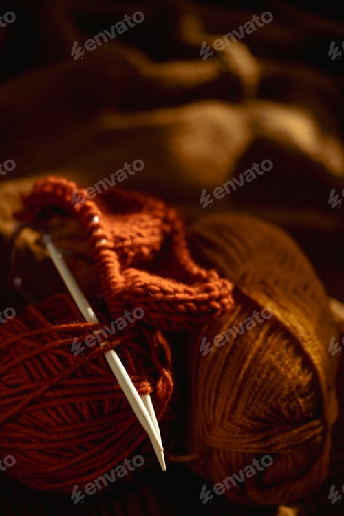 Preview: Autumn Fall Hobbies and Activities, knitting. Hygge Warm Hobbies to start a new cozy leisure-time