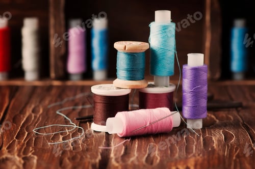 Preview: Color threads on the vintage table
