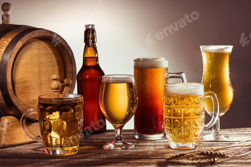 Vista previa: barrel and different beer in glasses and bottle on wooden tabletop with wheat ears