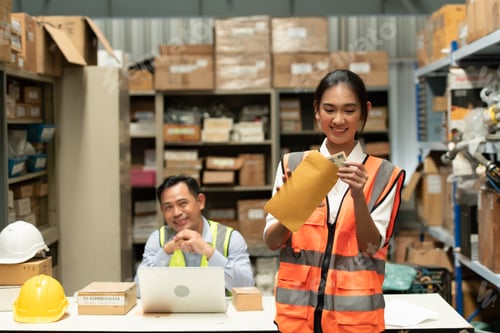 Preview: The warehouse manager gave the female assistant a premium.