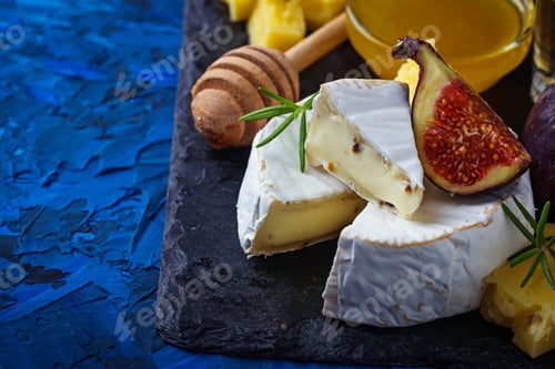 Preview: Camembert cheese with figs, honey and wine