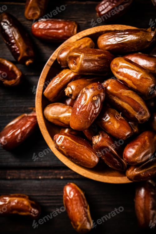 Preview: Ripe dates on a plate.