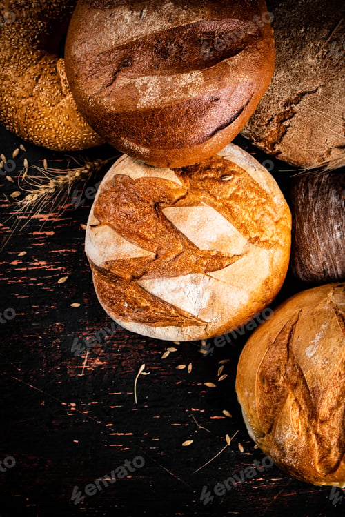 Preview: A variety of delicious bread on the table.