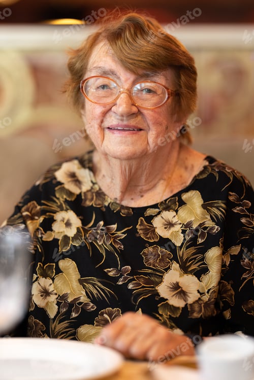 Preview: Indoor portrait of a woman in her eighties