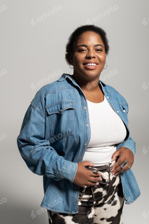 Preview: Stylish plus size African American woman showcases trendy autumn outfit in studio