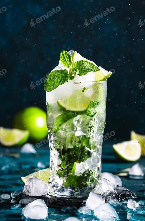 Vorschau: Mojito mit Splash und Drops. Cocktail oder Mocktail mit Limette, Minze und Eis
im Glas