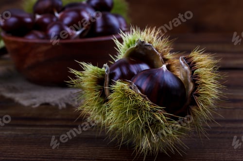 Preview: Fresh chestnuts in a bowl