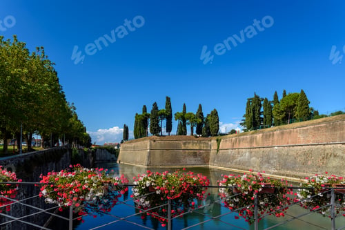 Preview: Walls of the fortress of Peschiera di Garda, surrounded by lake water.