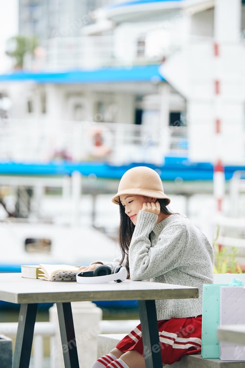 Preview: young Vietnamese woman