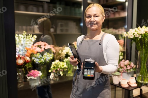 Preview: the seller of the flower shop offers to pay for the bouquet with a credit card through a contactless