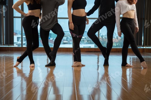 Preview: Crop dancers standing in studio
