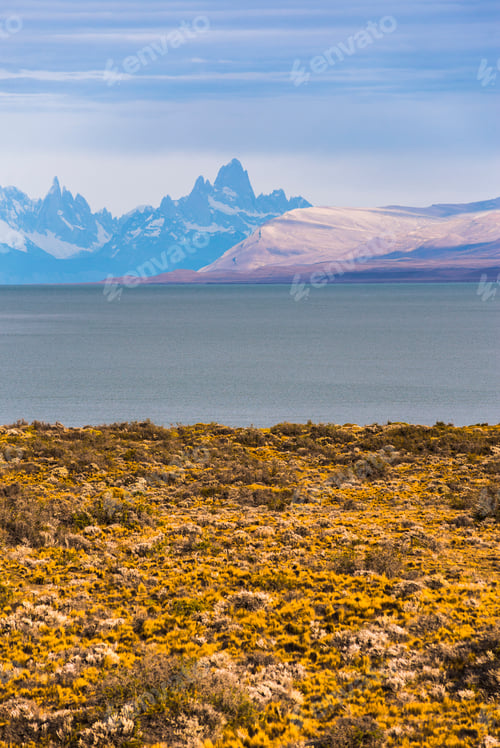 Preview: Lago Viedma (Viedma Lake) with Mount Fitz Roy (aka Cerro Chalten) behind, El Chalten, Patagonia, Arg