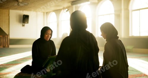 Preview: Muslim women, mosque or learning to worship for Palestine, support or gratitude to Allah in holy te