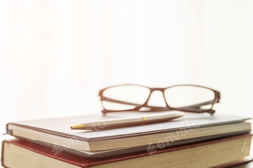 Preview: Glasses and book on the desk-3