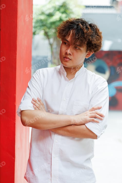 Preview: Portrait of Asian man in white shirt standing in arms crossed