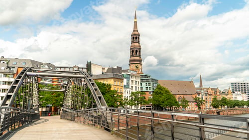Preview: Wooden planks and metal railings guiding the eye towards the city center