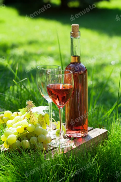 Preview: Rose wine and grapes