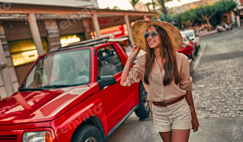 Preview: Young girl tourist travels